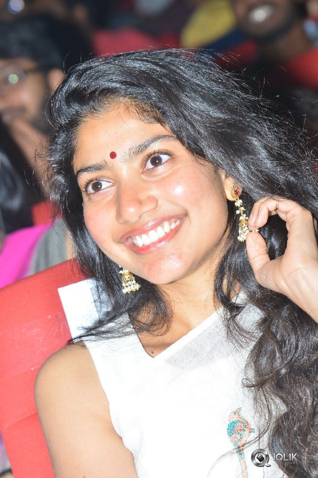 Sai-Pallavi-at-Padi-Padi-Leche-Manasu-Movie-Pre-Release-Event